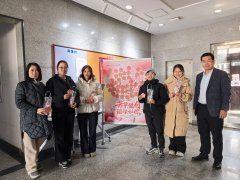 <b>职工们正在工会工做人员的指导下领取属于本人</b>